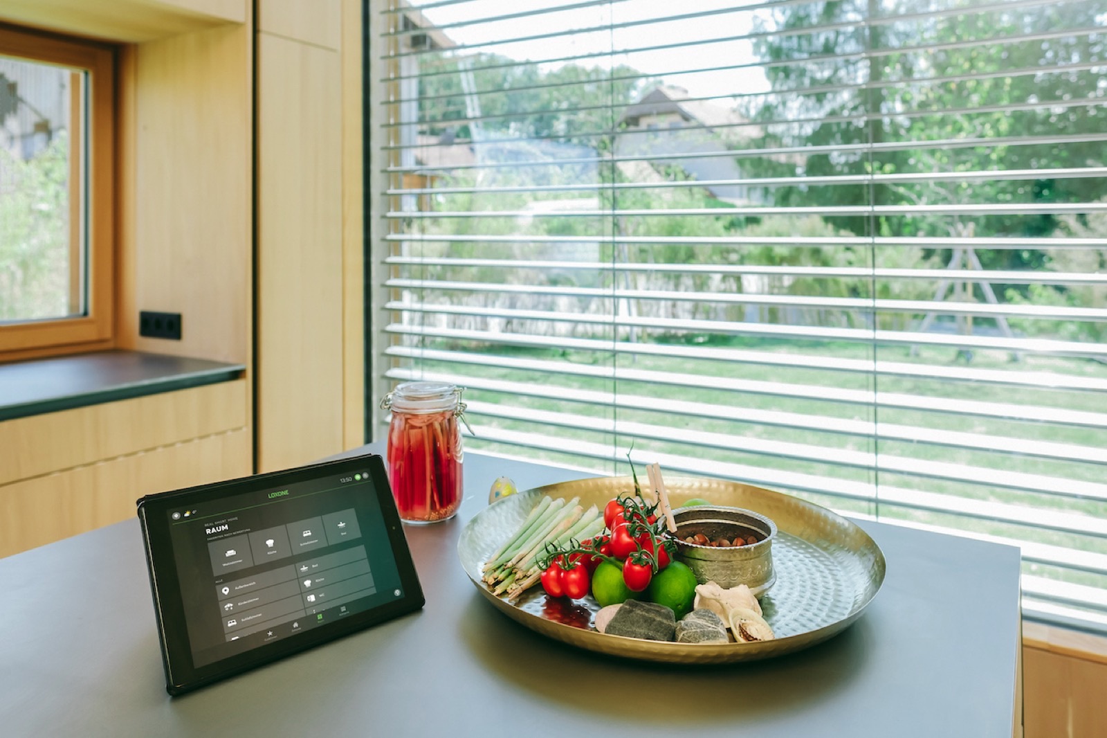 App Loxone en tablet junto a persianas motorizadas (material oficial)