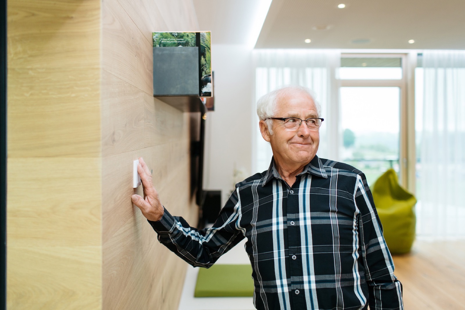 Control Loxone Touch en vivienda automatizada (material oficial Loxone)